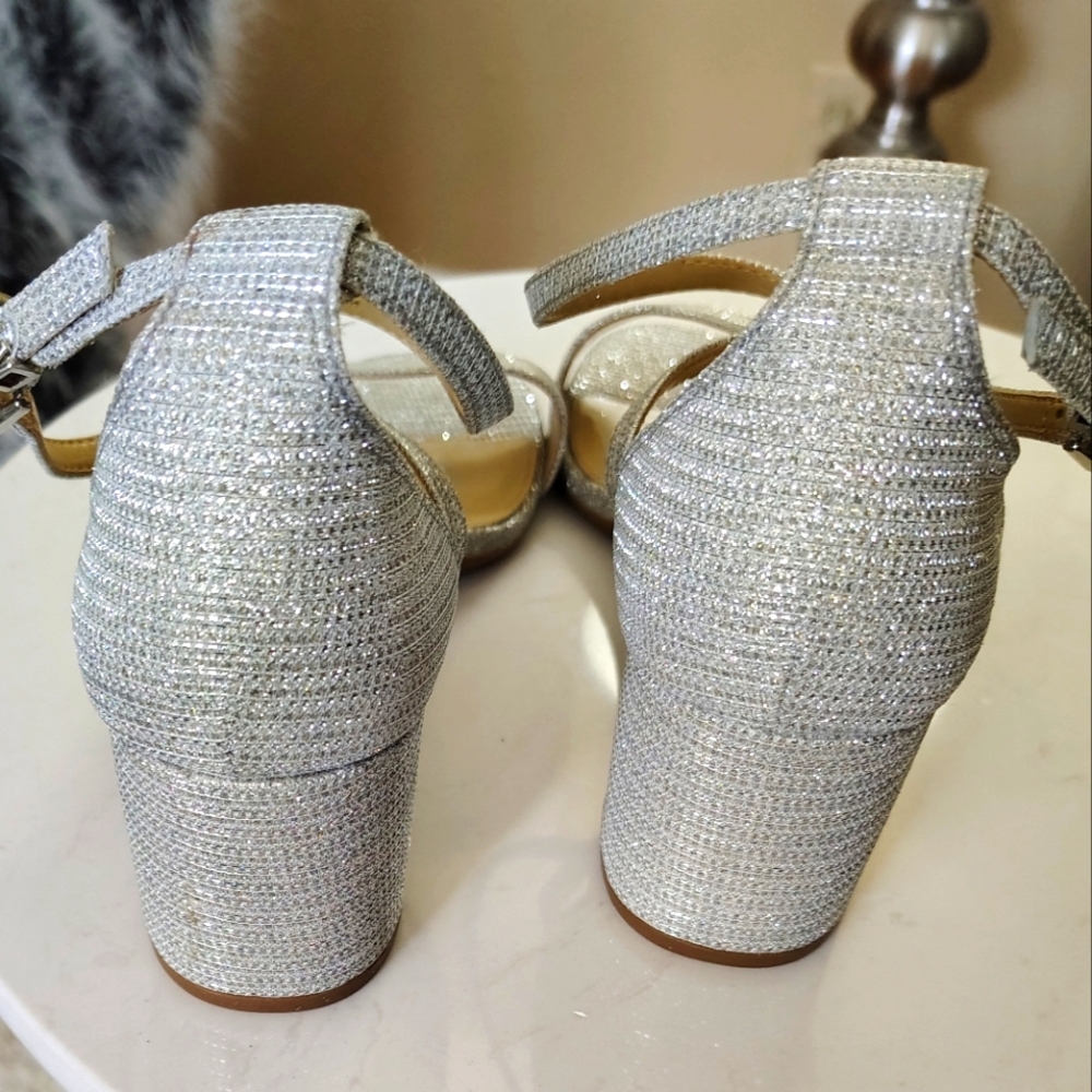 🆕⭐ Micheal Kors Silver Sandals - Picture 6 of 11